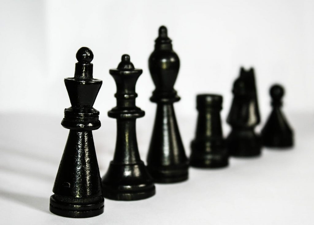 Czarne pionki szachowe 